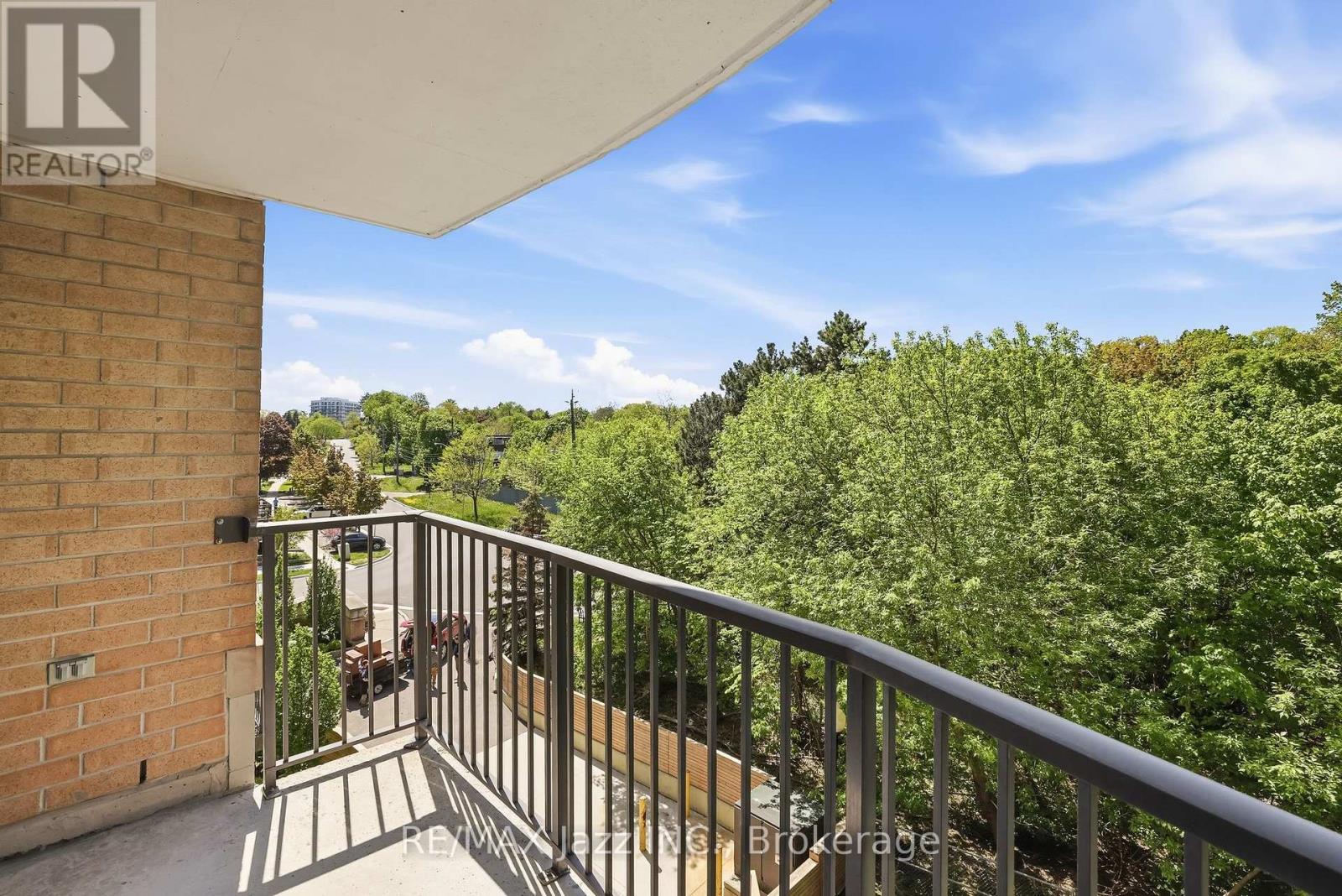 #307 16 DALLIMORE CIRCLE - 32