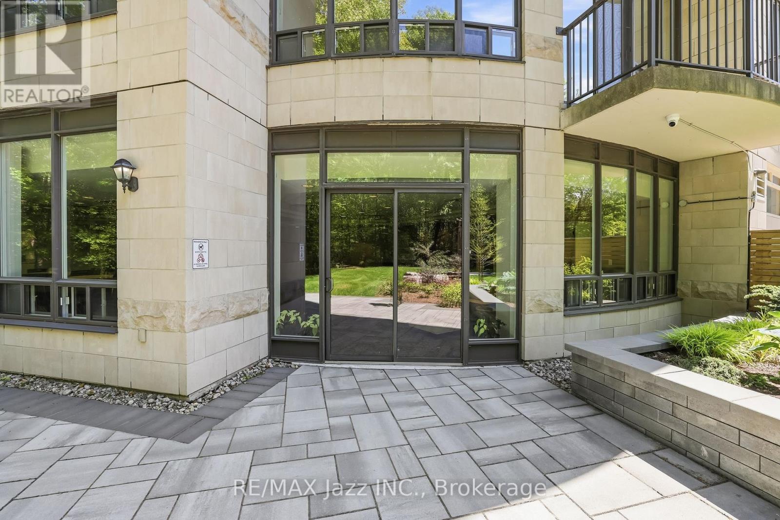 #307 16 DALLIMORE CIRCLE - 43