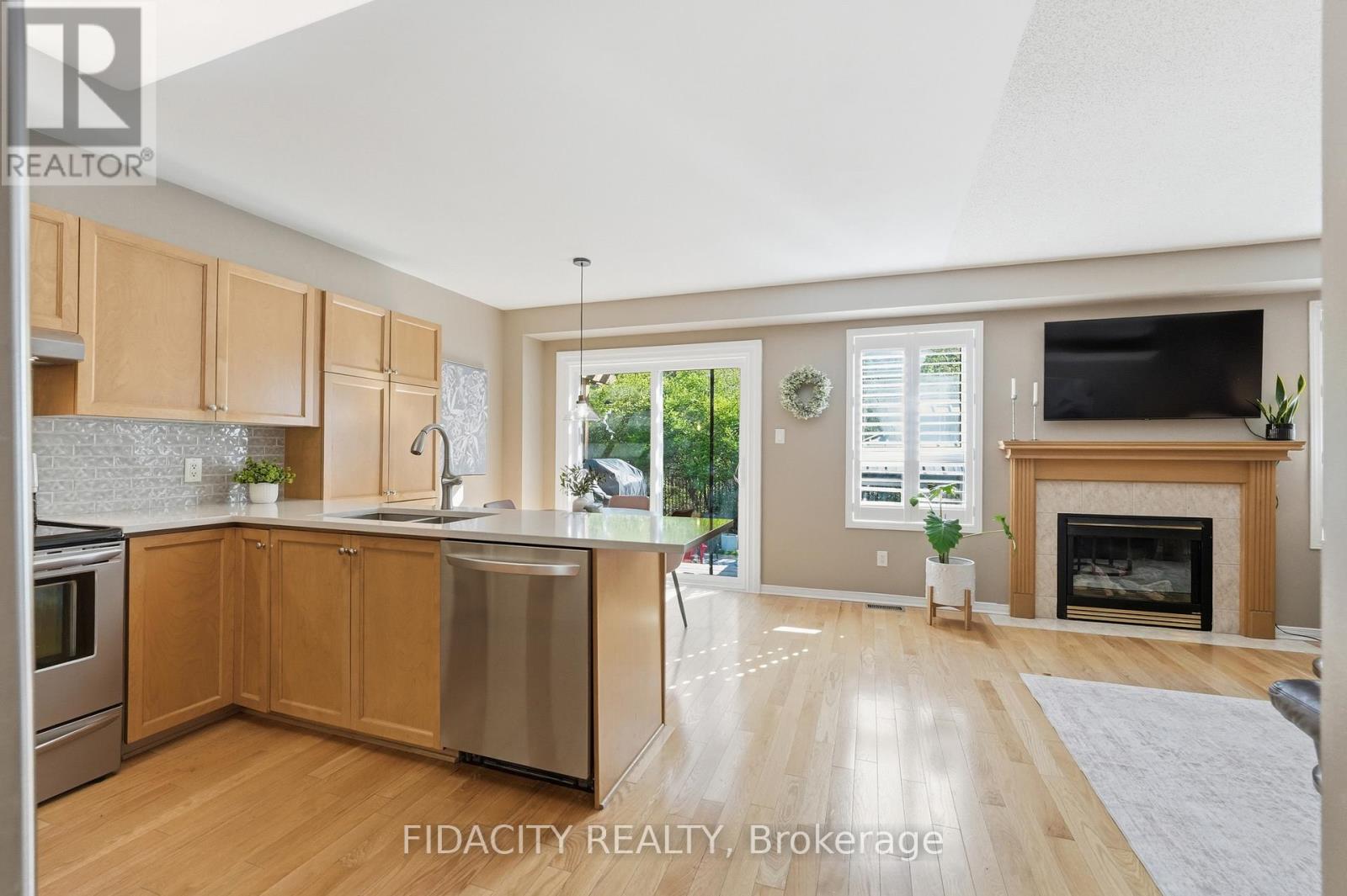 24 SIROCCO CRESCENT - 12