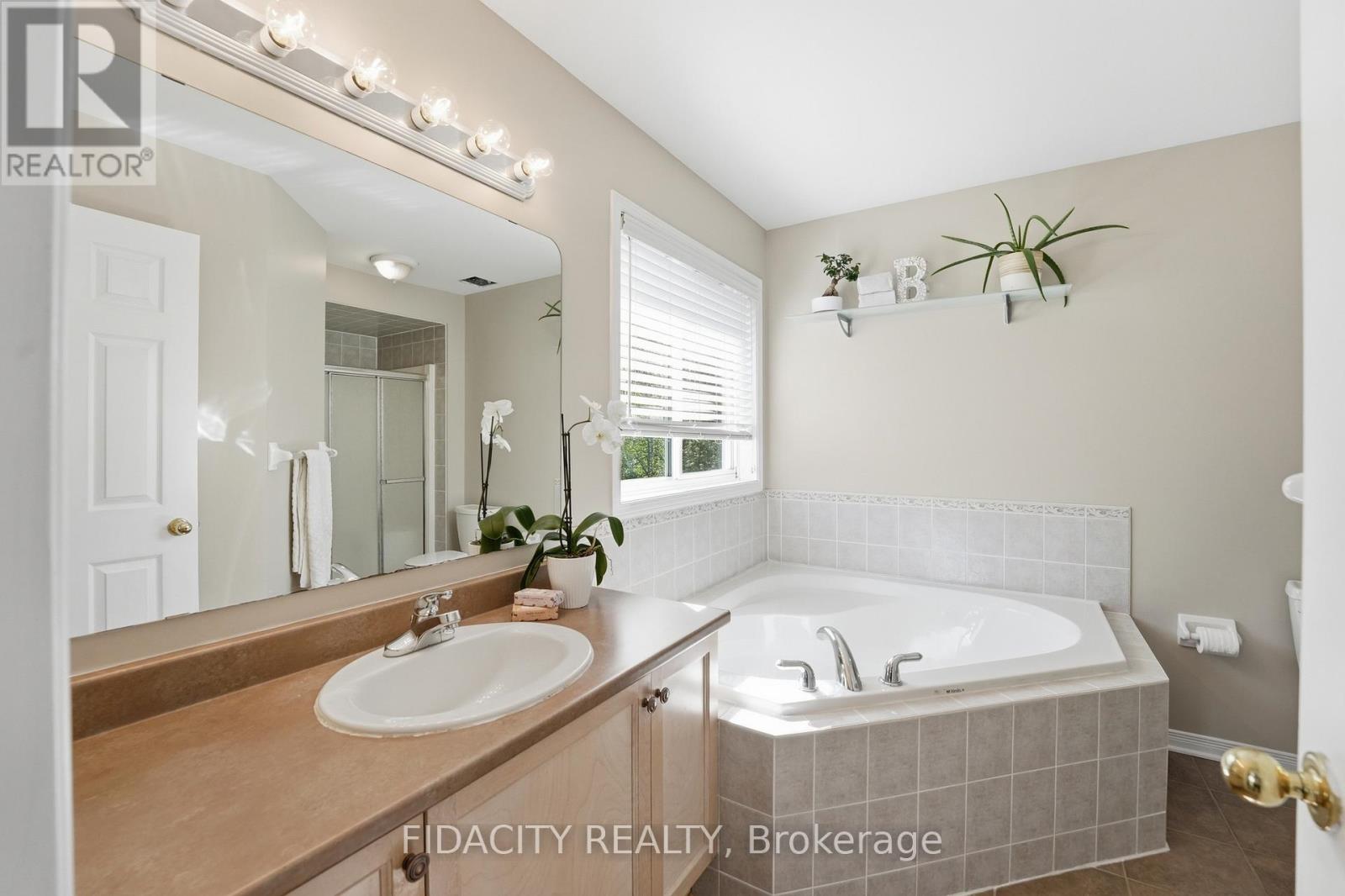 24 SIROCCO CRESCENT - 24