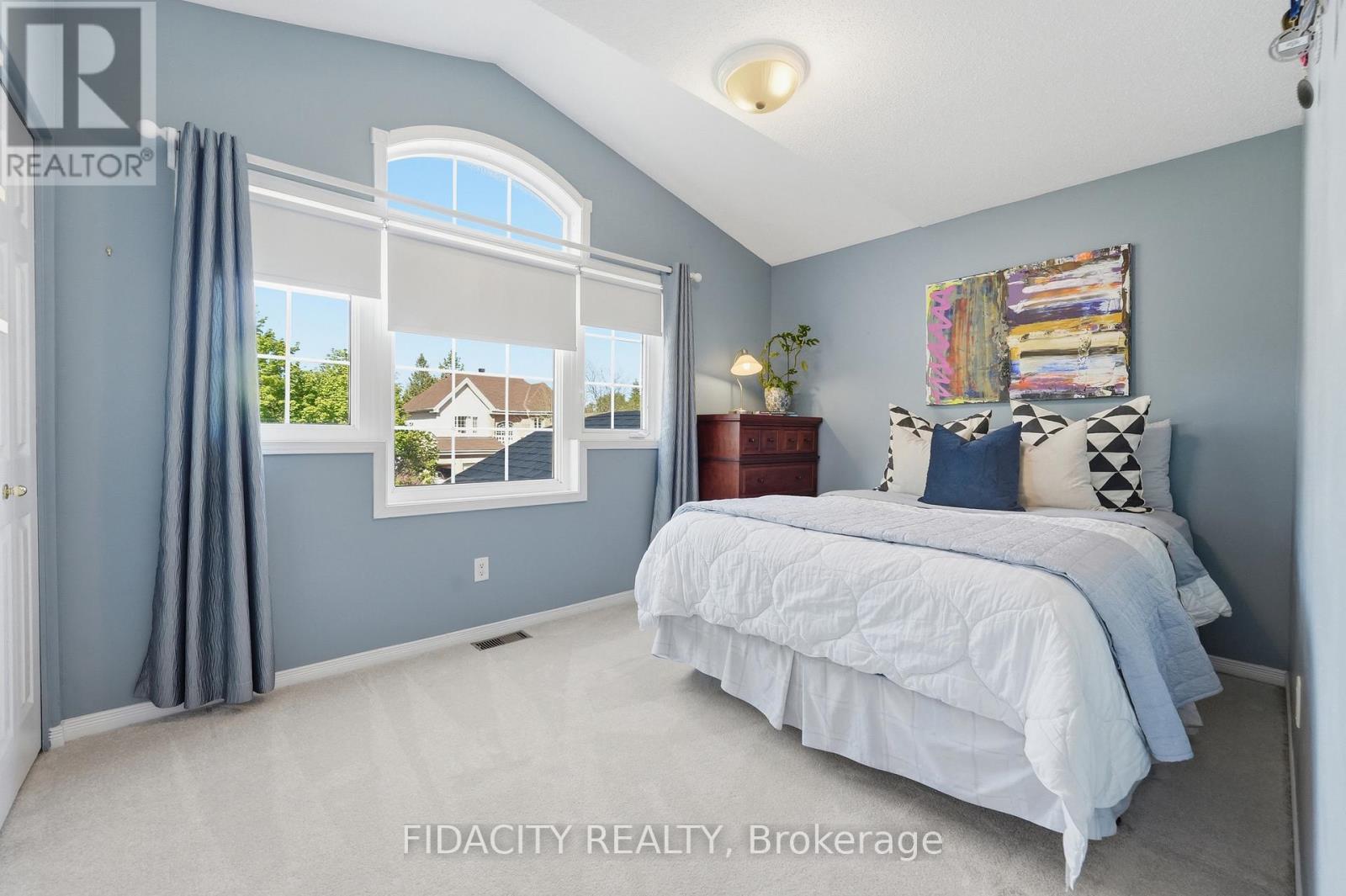 24 SIROCCO CRESCENT - 28