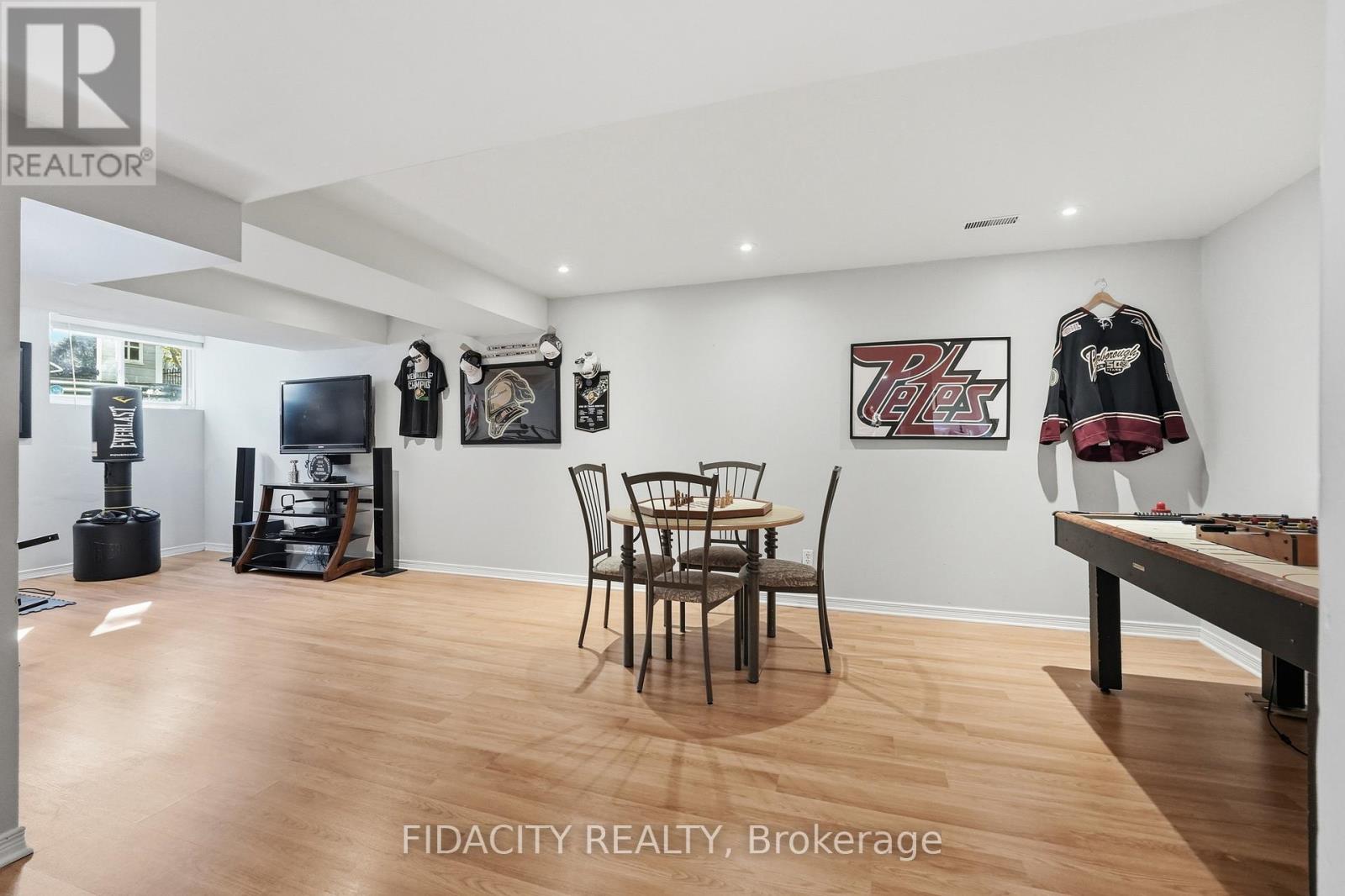 24 SIROCCO CRESCENT - 34
