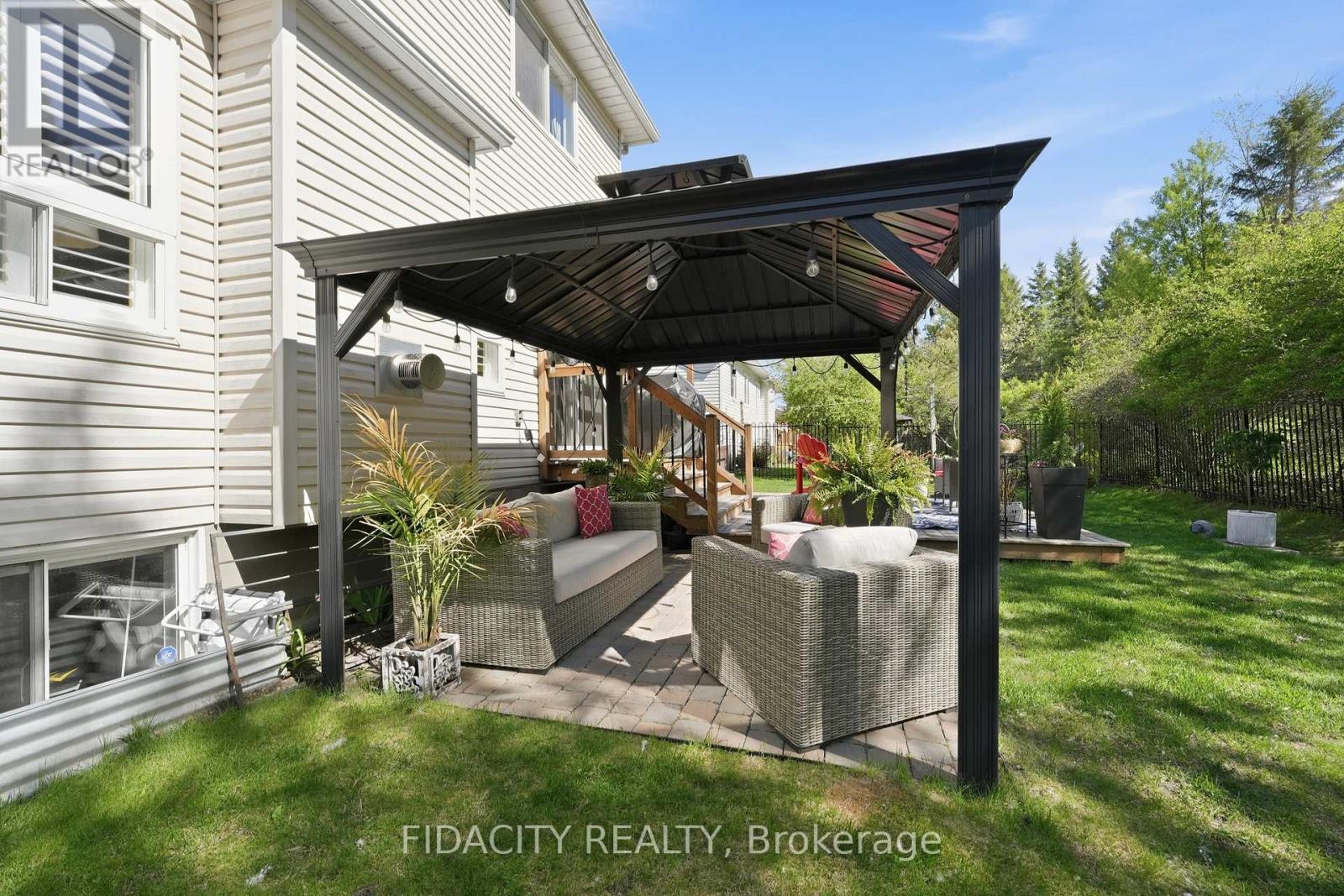 24 SIROCCO CRESCENT - 42