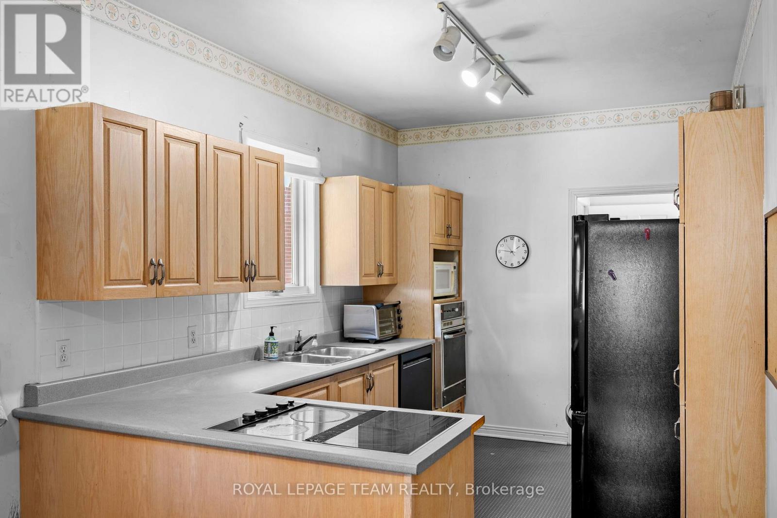 33 CASTLETHORPE CRESCENT - 13