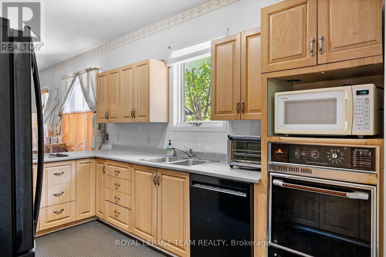 33 CASTLETHORPE CRESCENT - 15