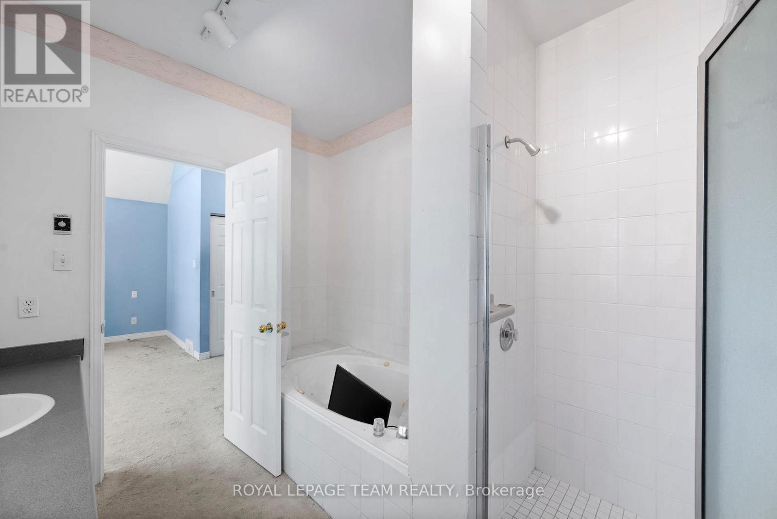 33 CASTLETHORPE CRESCENT - 22