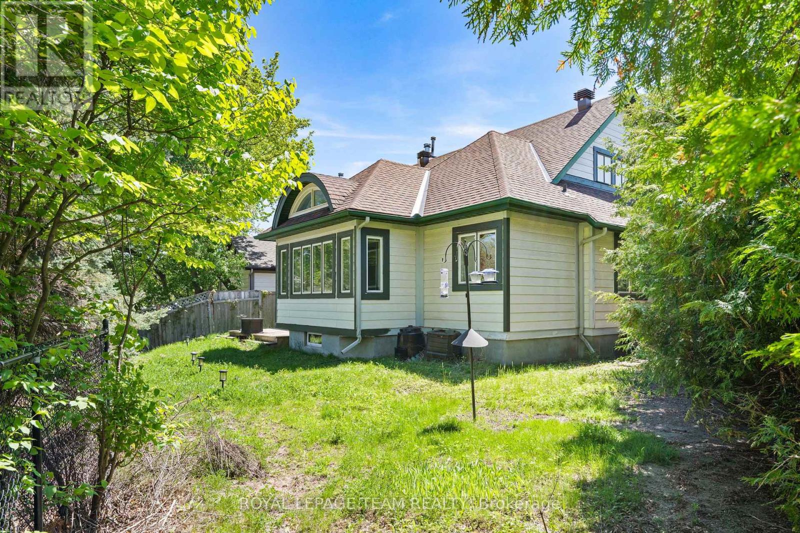 33 CASTLETHORPE CRESCENT - 40