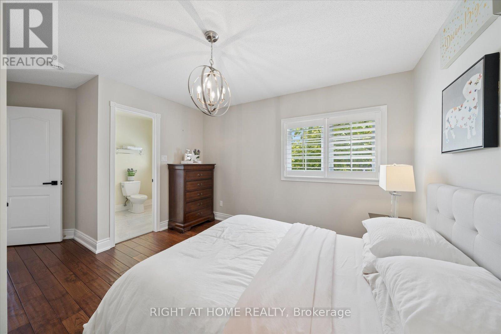 137 TREEGROVE CIRCLE - 31