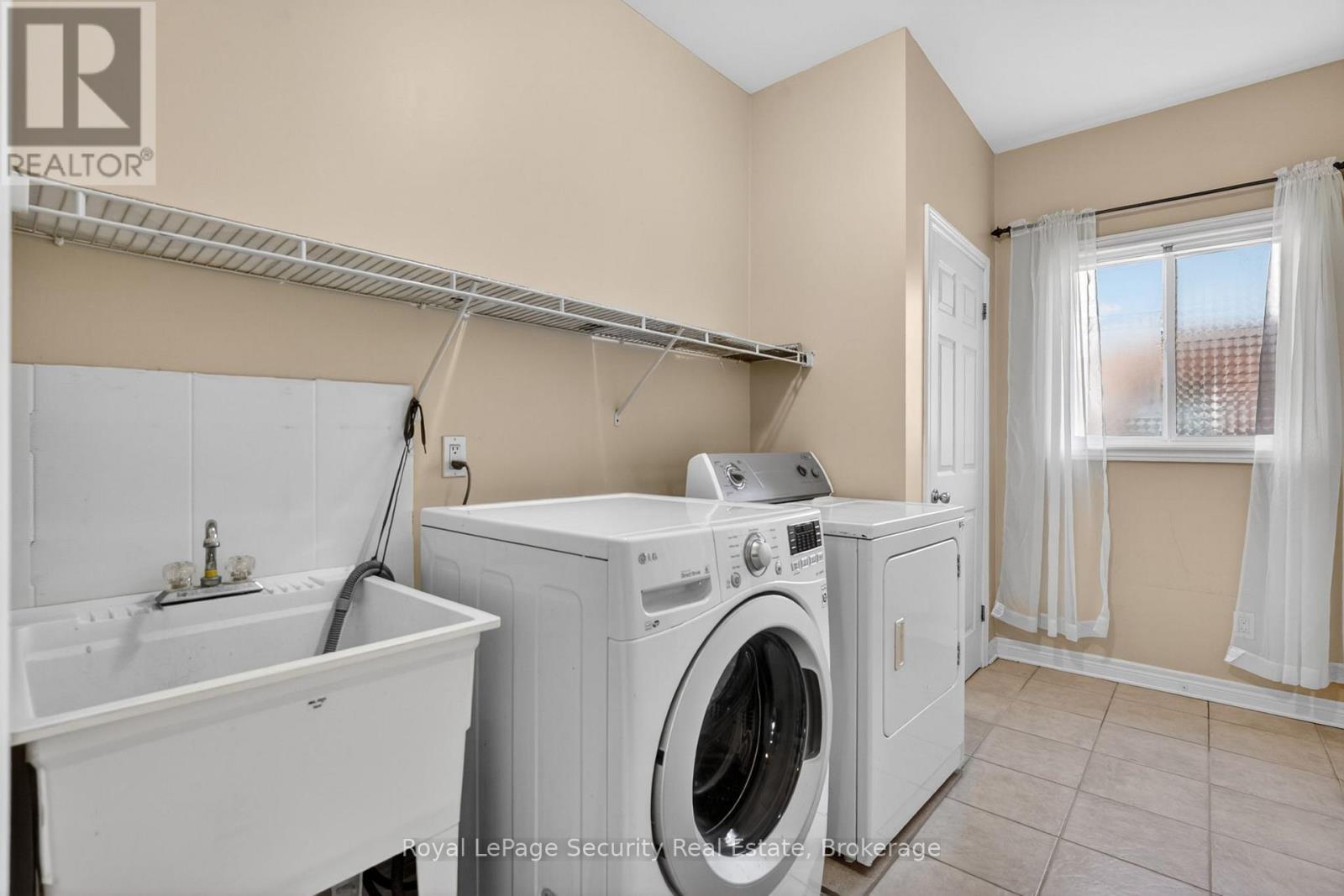 37 FREDONIA CRESCENT - 22