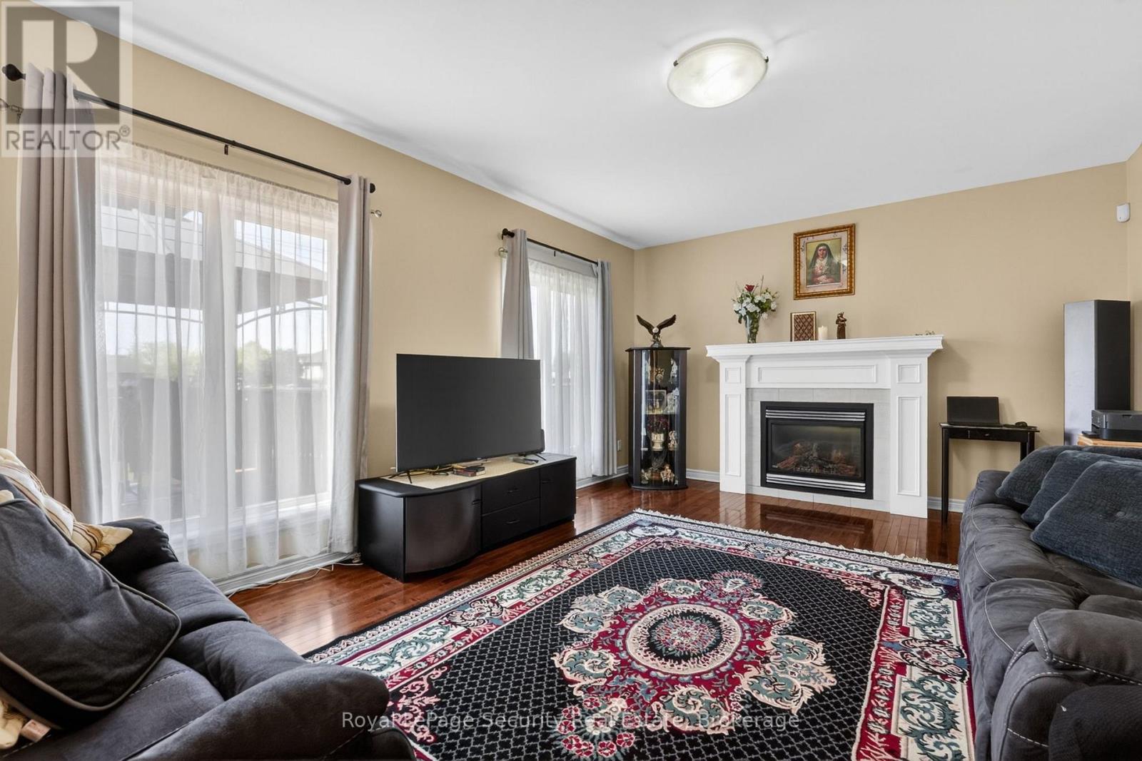 37 FREDONIA CRESCENT - 19