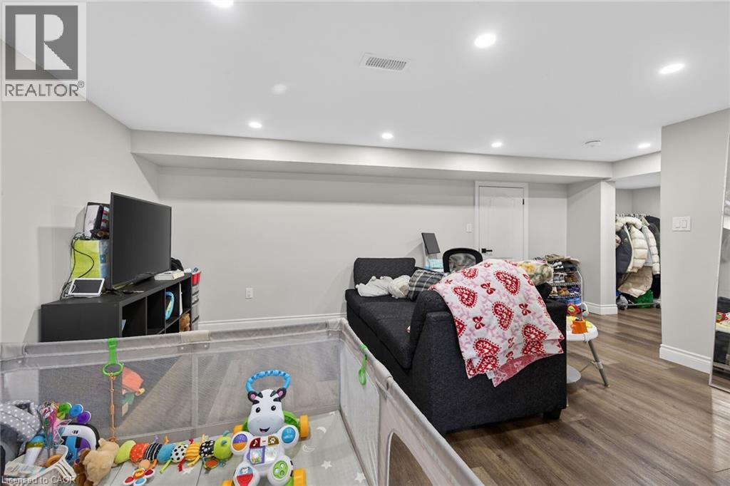 1 SANDRINGHAM Avenue, Hamilton, Ontario, L9C2H3 — Photo 2
