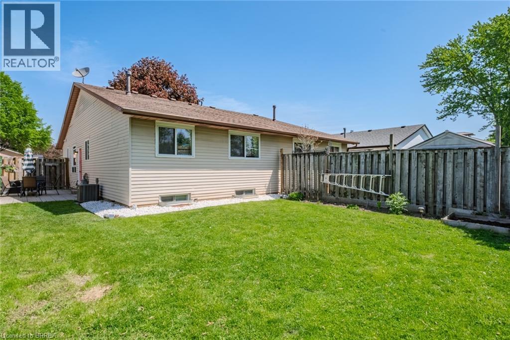 33 PALOMINO Drive, Brantford, Ontario, N3P1J6 — Photo 3