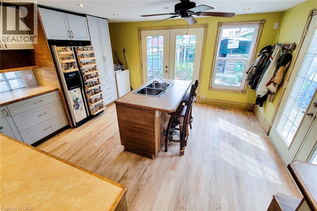 16 WELLAND Street S - 23