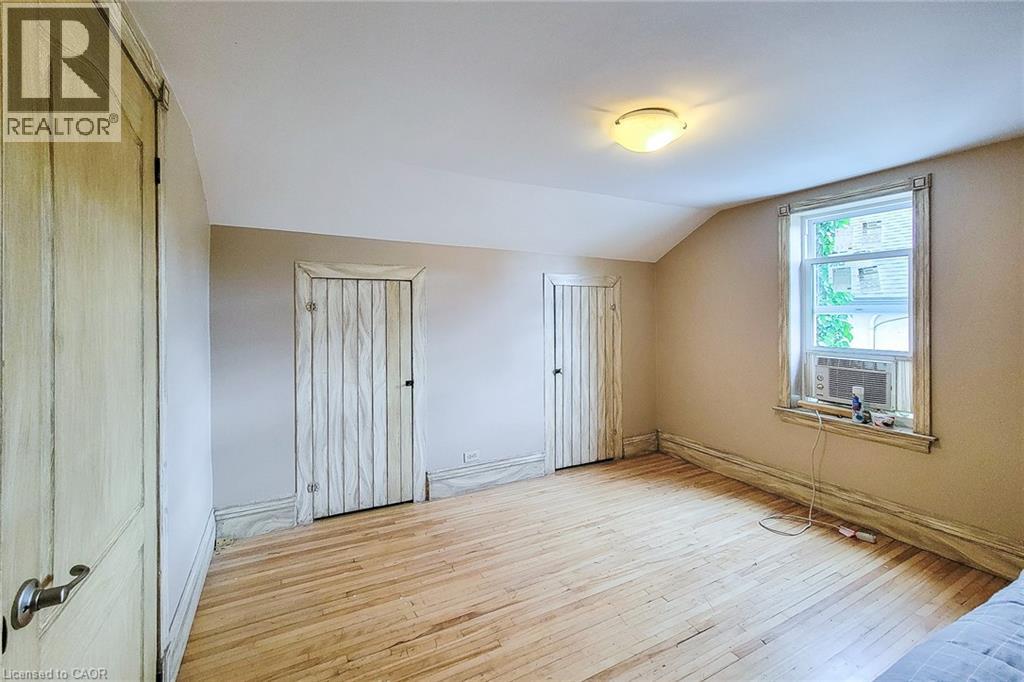 16 WELLAND Street S - 32