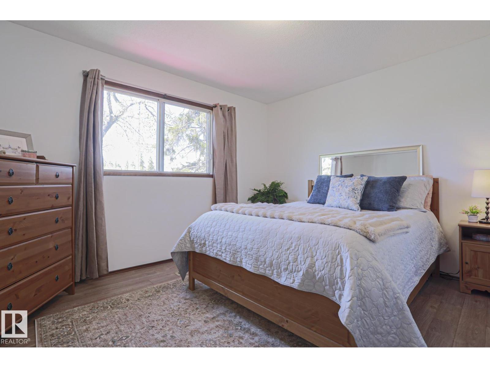9324 80 AV NW - 24