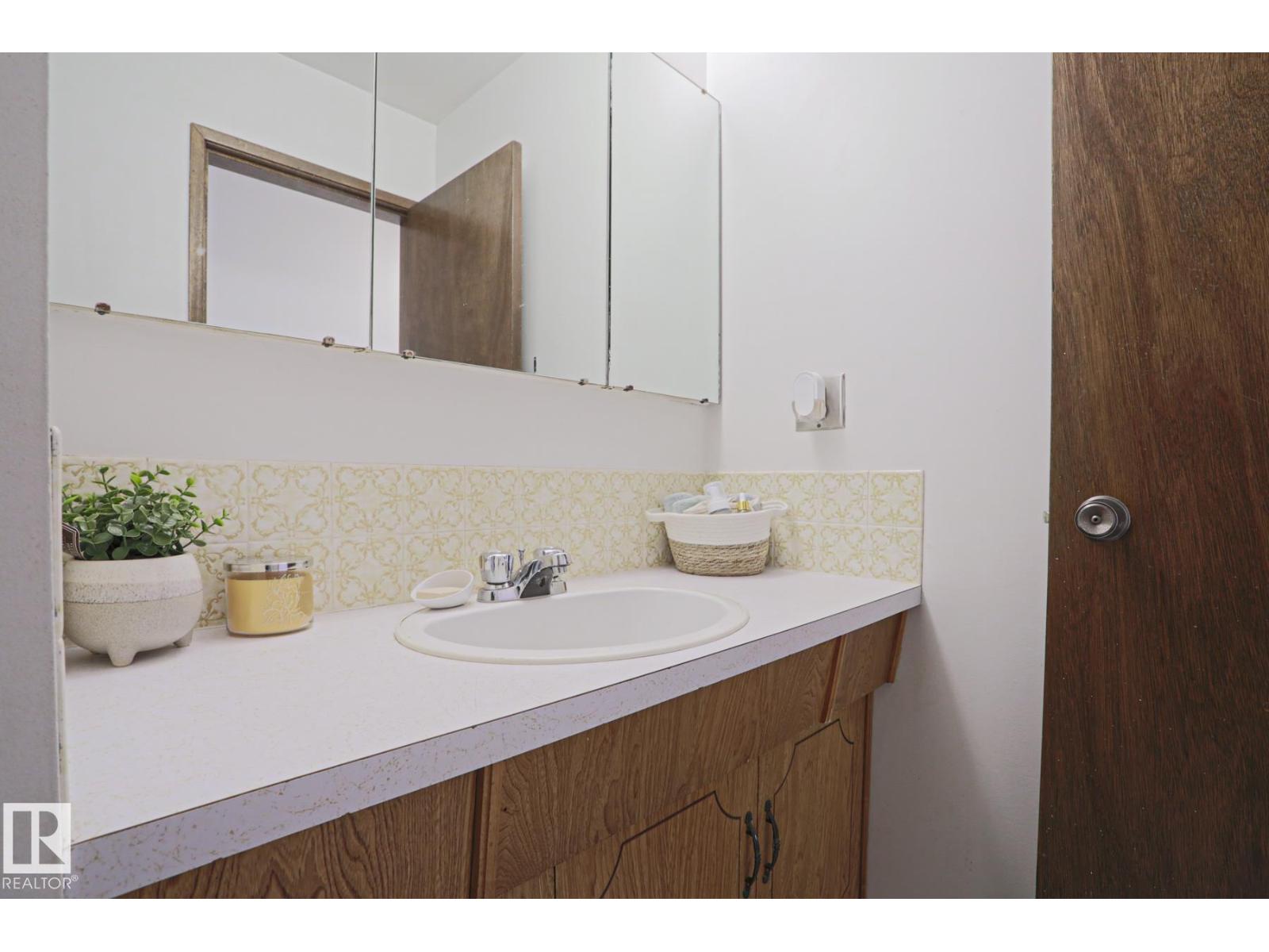 9324 80 AV NW - 23