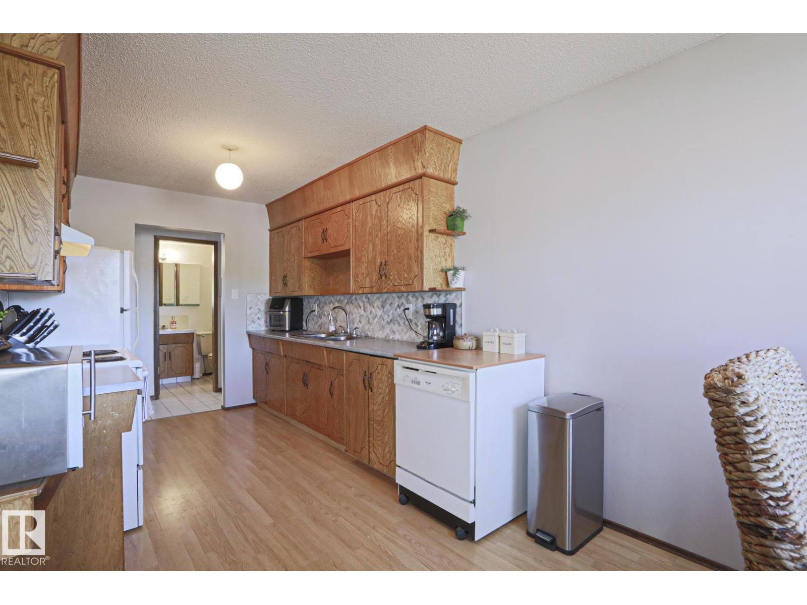 9324 80 AV NW - 14