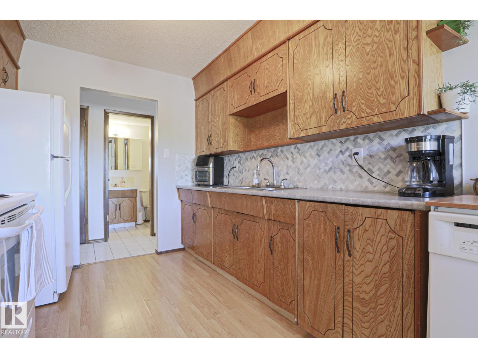 9324 80 AV NW - 17
