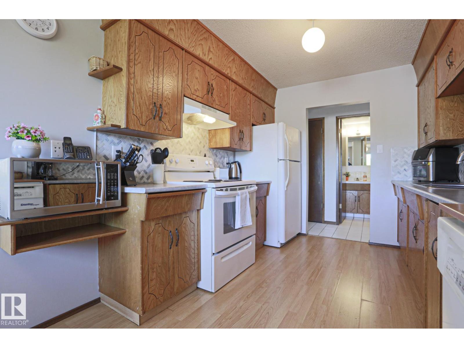 9324 80 AV NW - 16