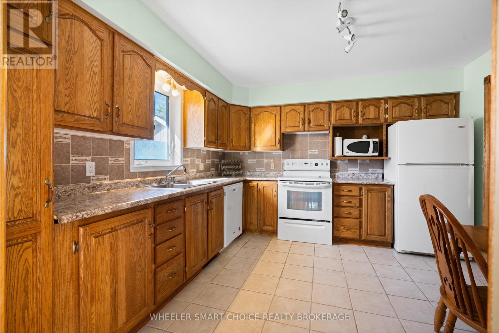 37 DICKINSON DRIVE - 11