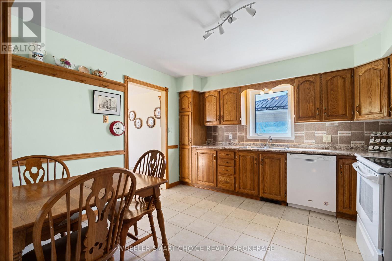 37 DICKINSON DRIVE - 13