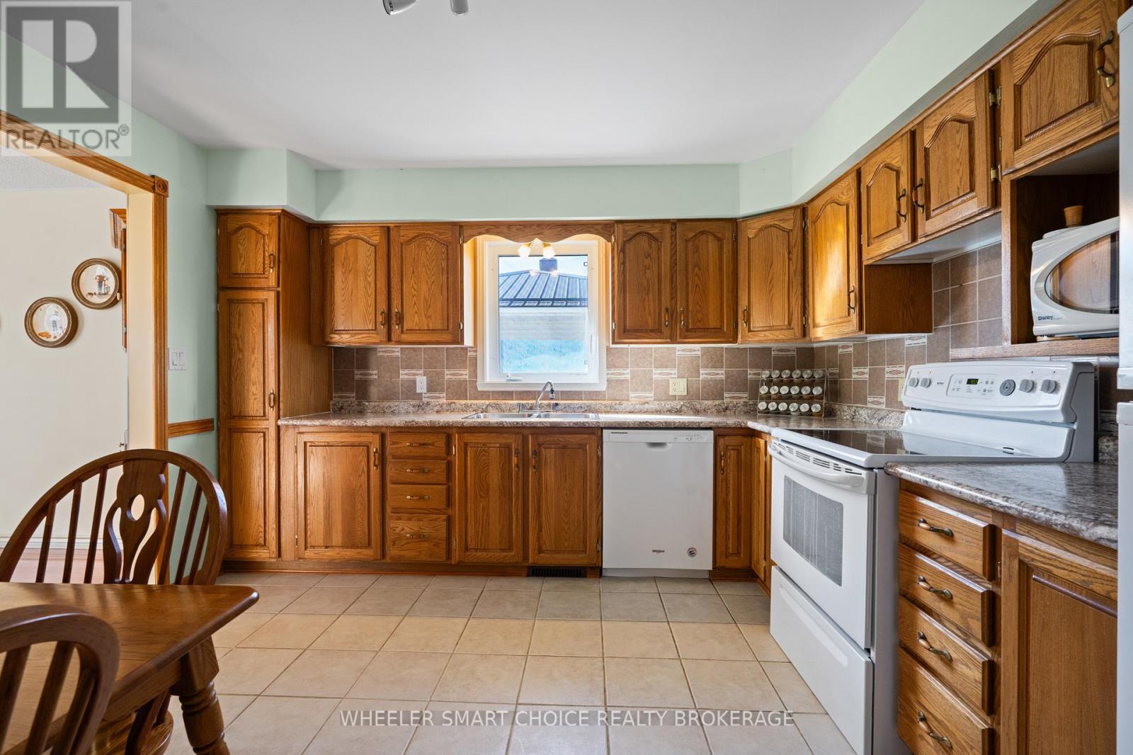 37 DICKINSON DRIVE - 14