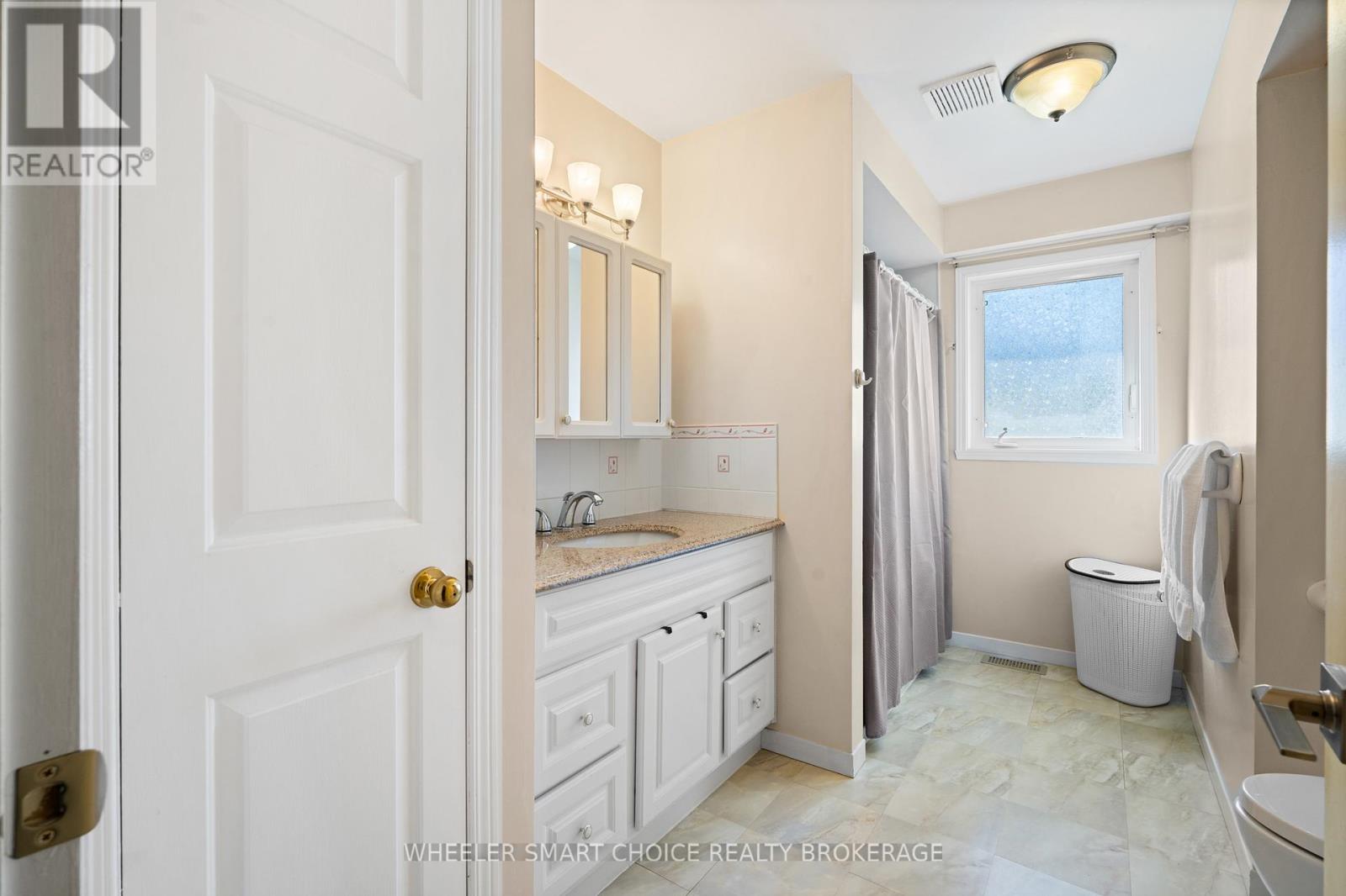37 DICKINSON DRIVE - 17