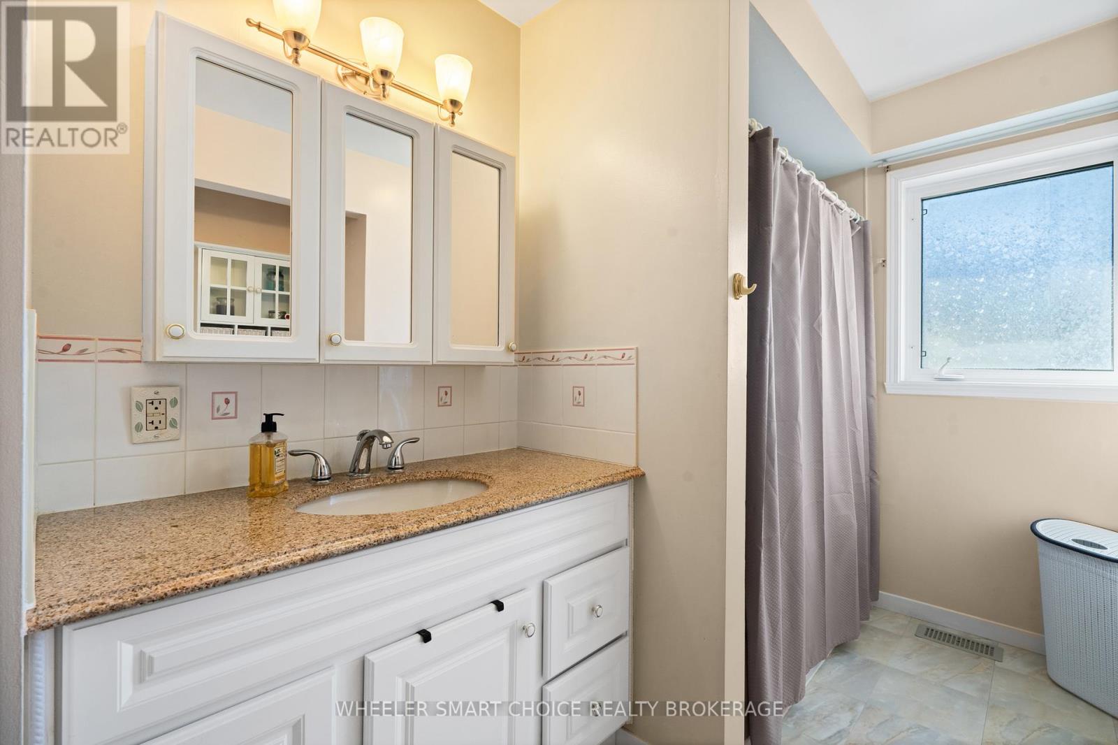 37 DICKINSON DRIVE - 18