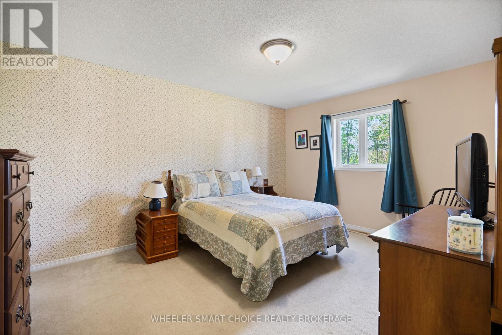 37 DICKINSON DRIVE - 19