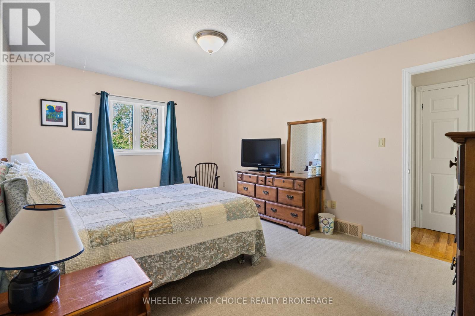 37 DICKINSON DRIVE - 20