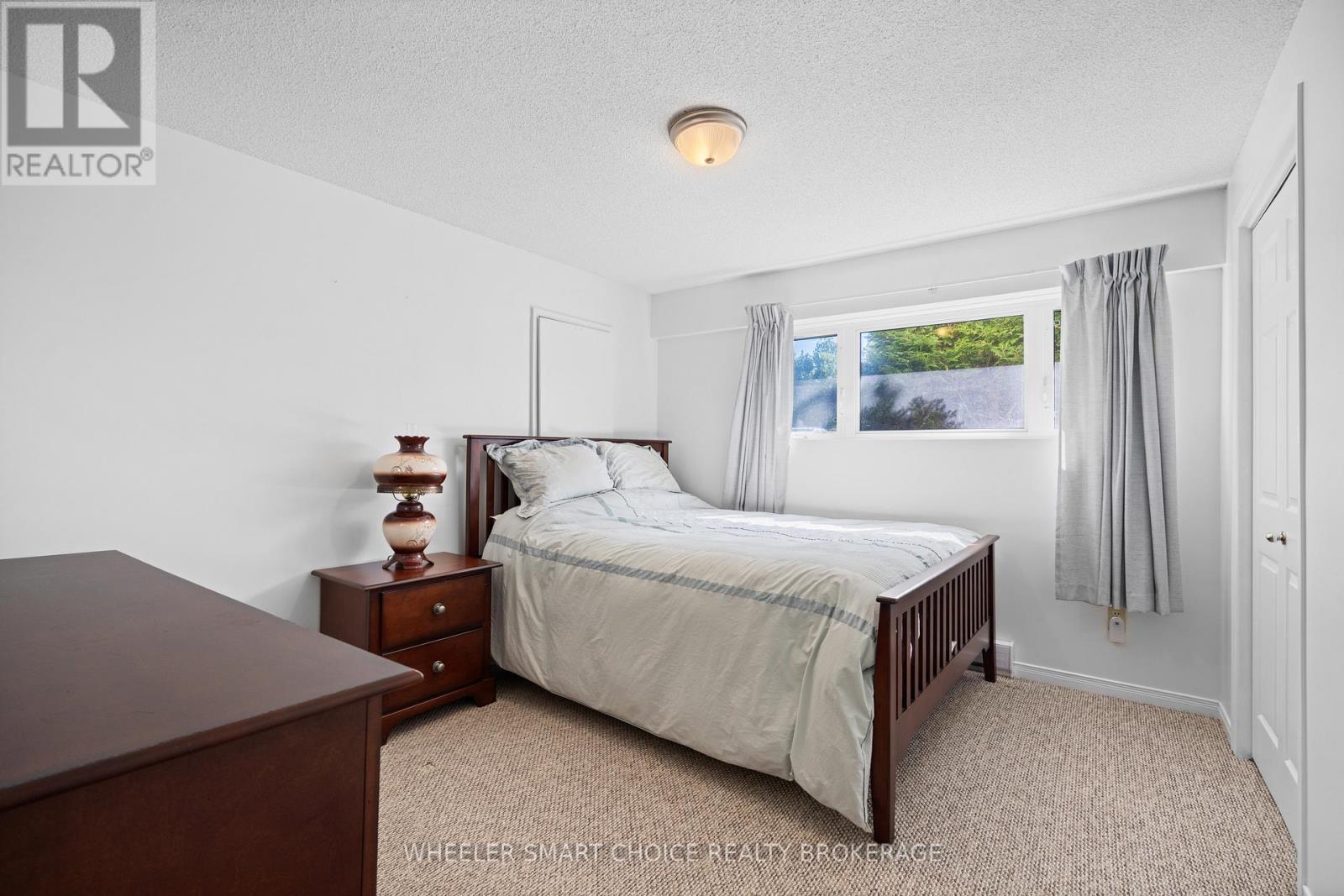 37 DICKINSON DRIVE - 33