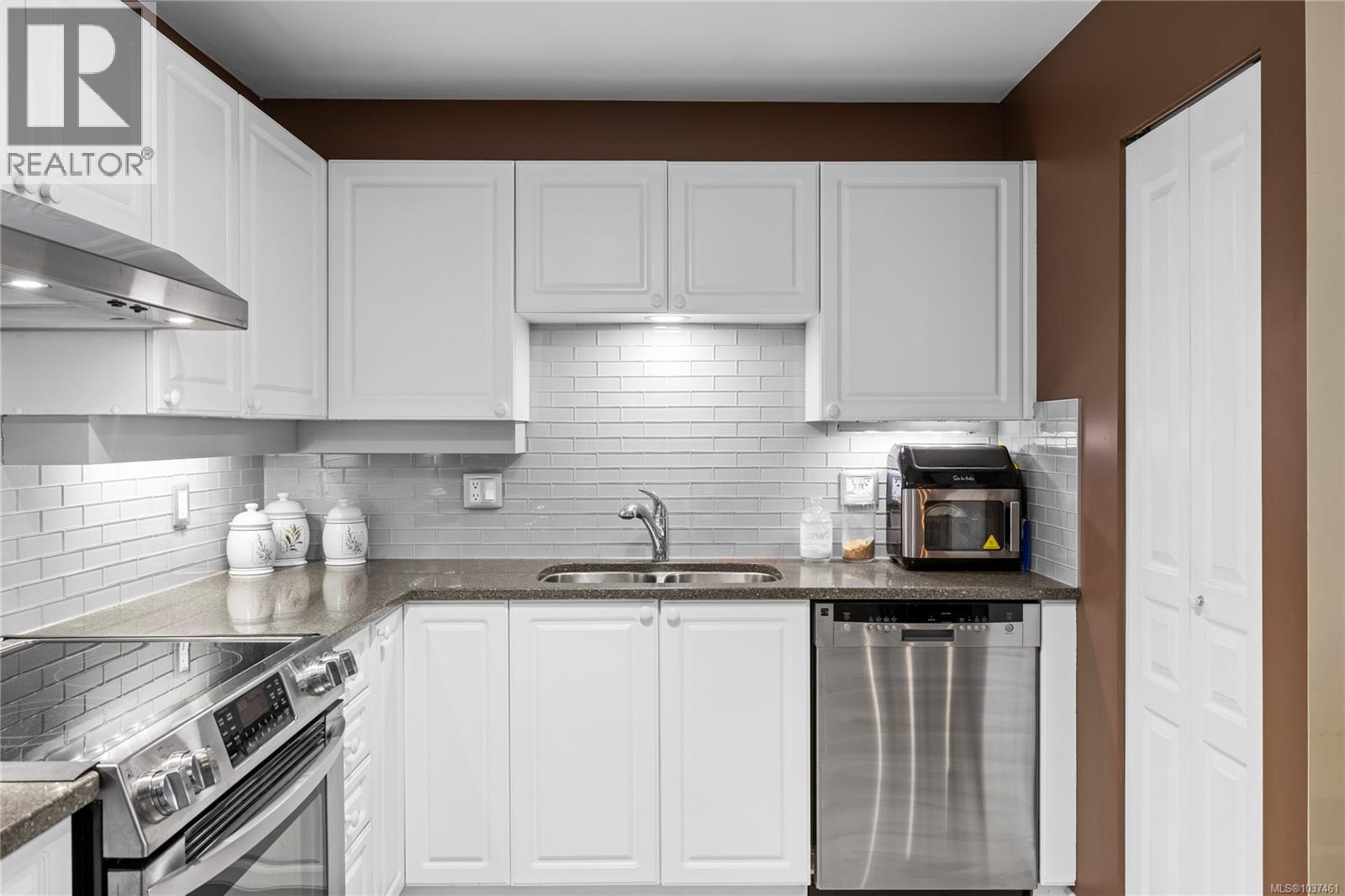 307 5650 Edgewater Lane, Nanaimo