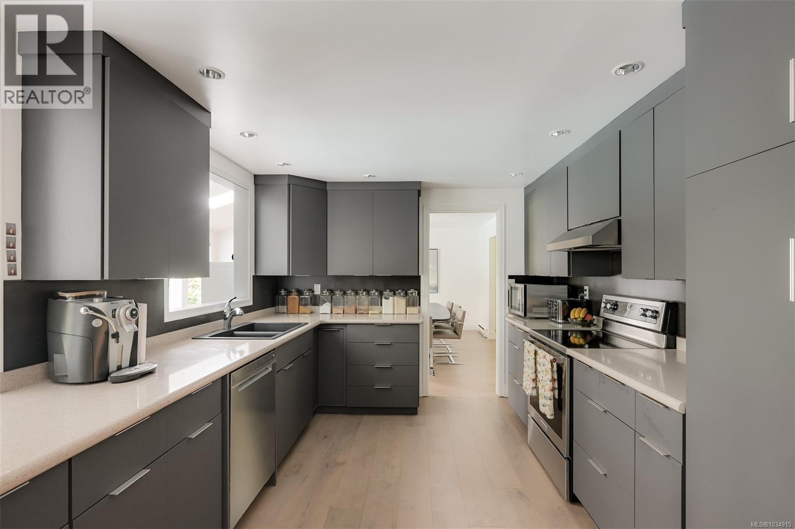 2861 Tudor Ave, Saanich