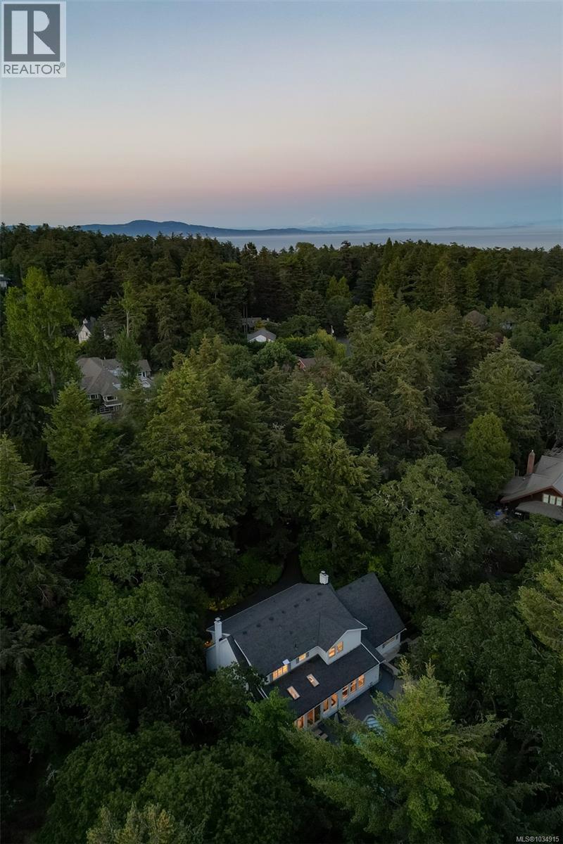 2861 Tudor Ave, Saanich
