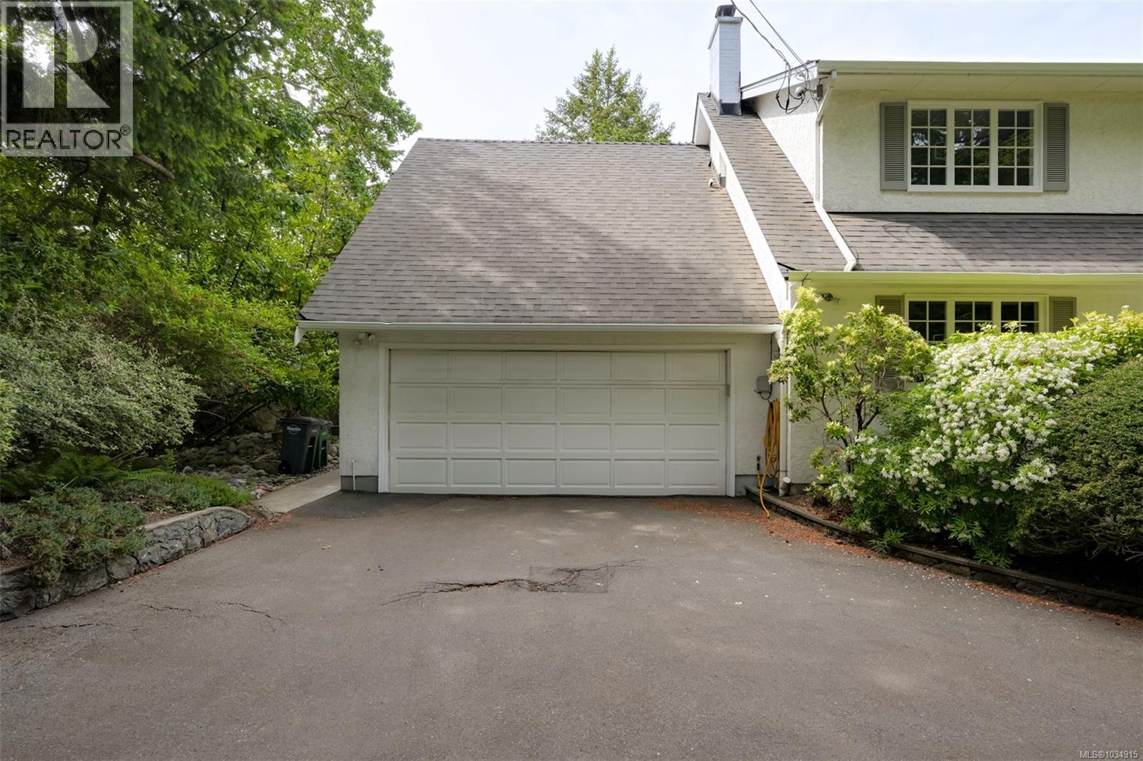 2861 Tudor Ave, Saanich