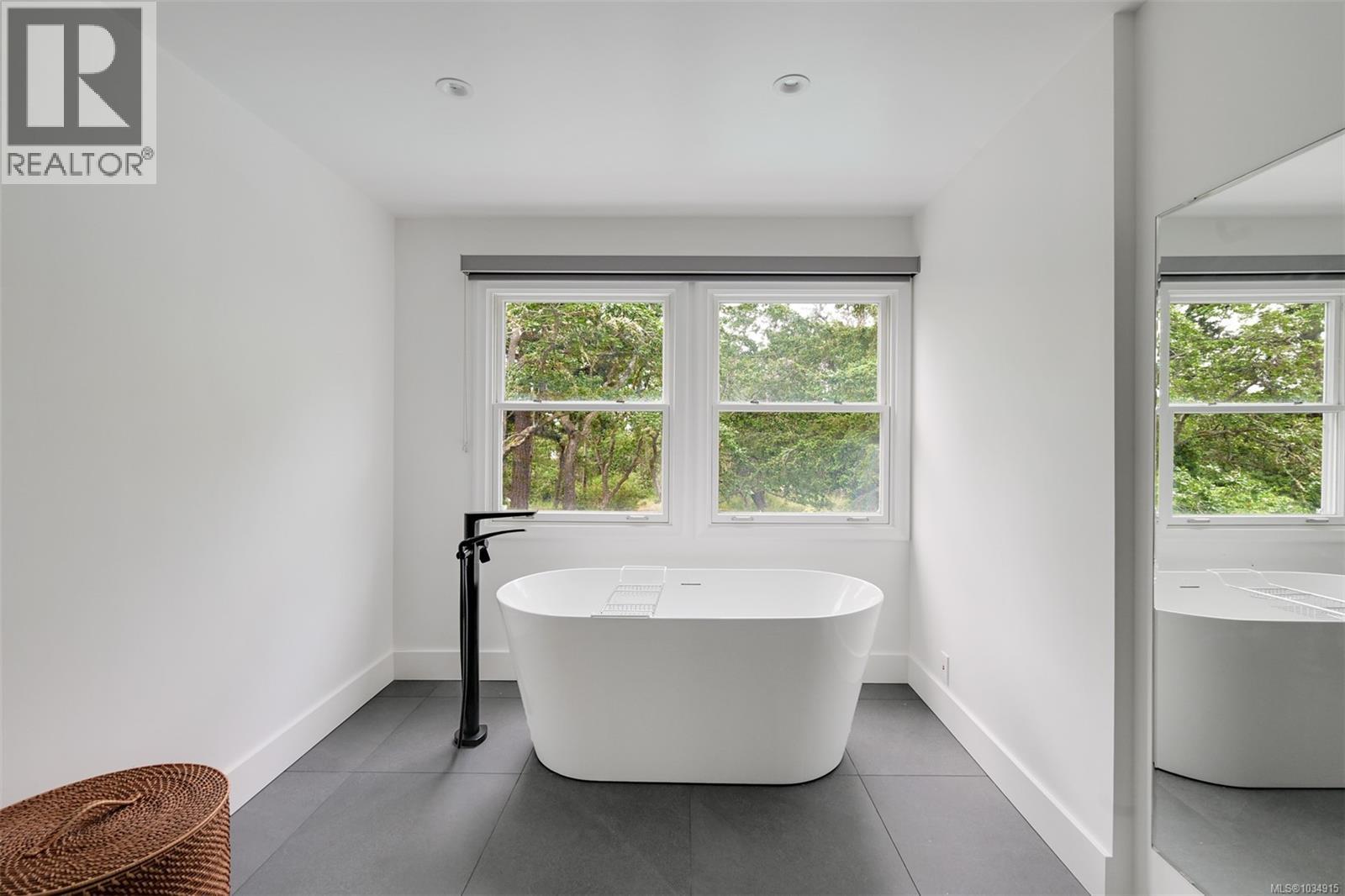2861 Tudor Ave, Saanich