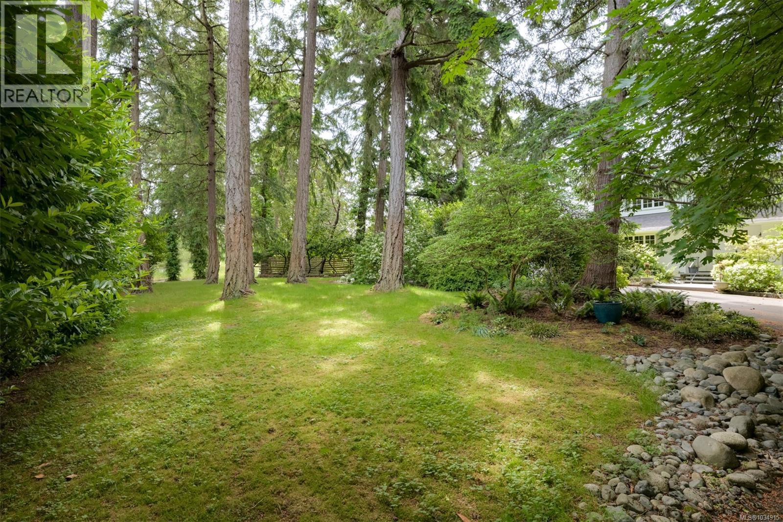2861 Tudor Ave, Saanich
