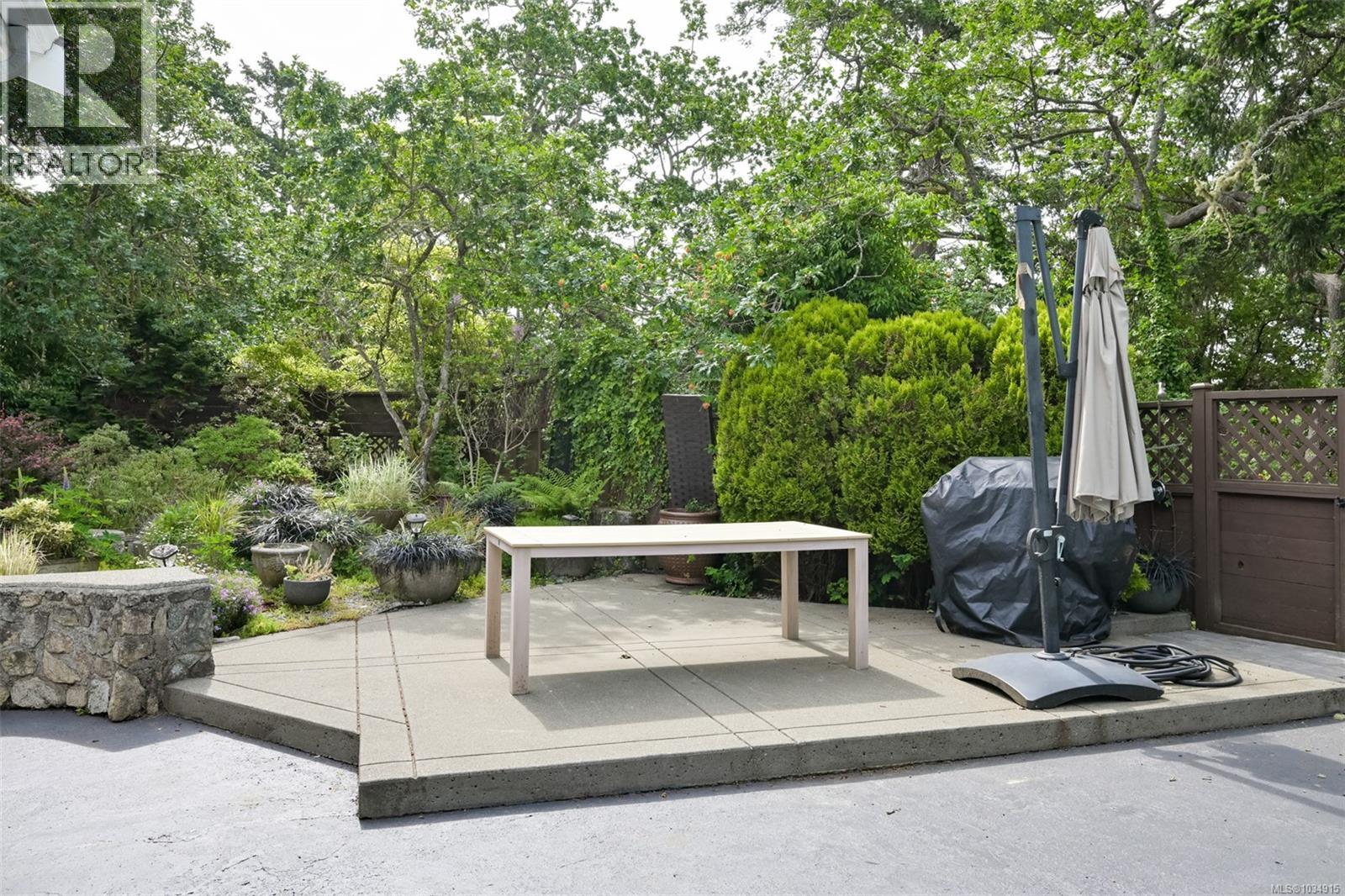 2861 Tudor Ave, Saanich
