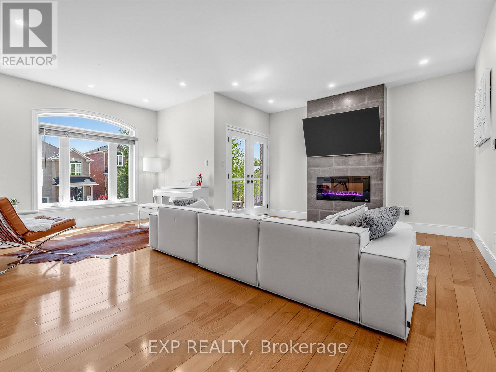 193 FAIRLANE CRESCENT - 4