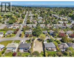 2936 Queenston St, Saanich, BC V8R4P5 Photo 15