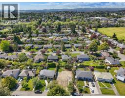 2936 Queenston St, Saanich, BC V8R4P5 Photo 18