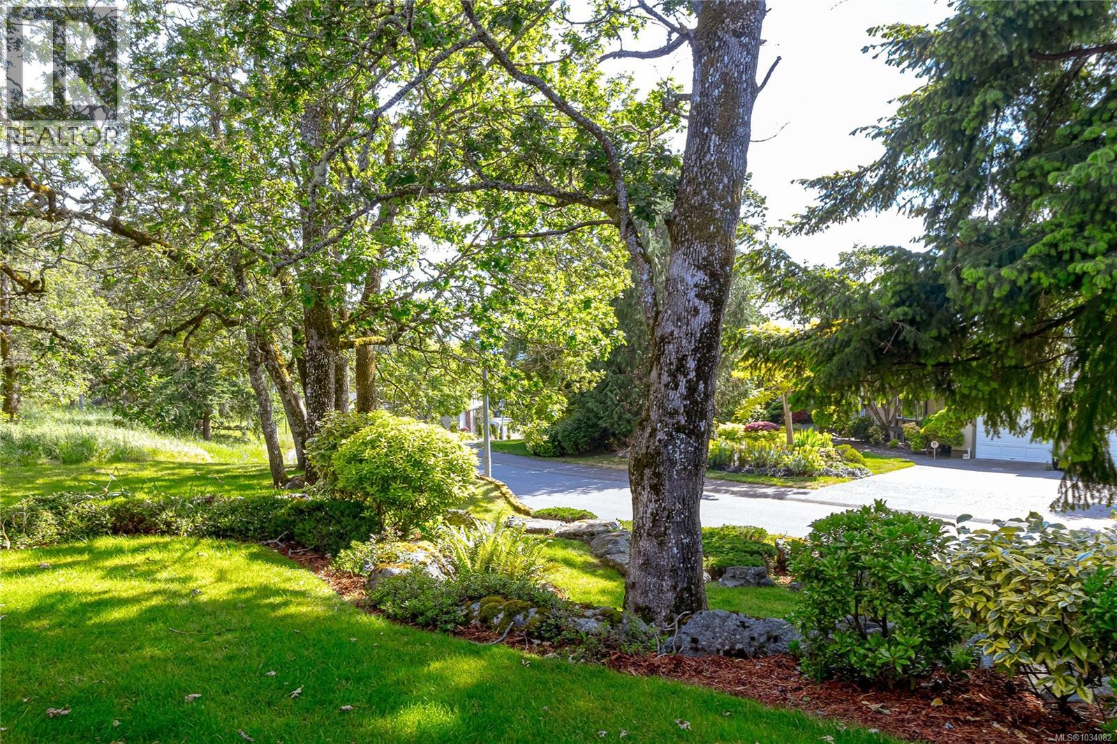 5 4300 Stoneywood Lane, Saanich