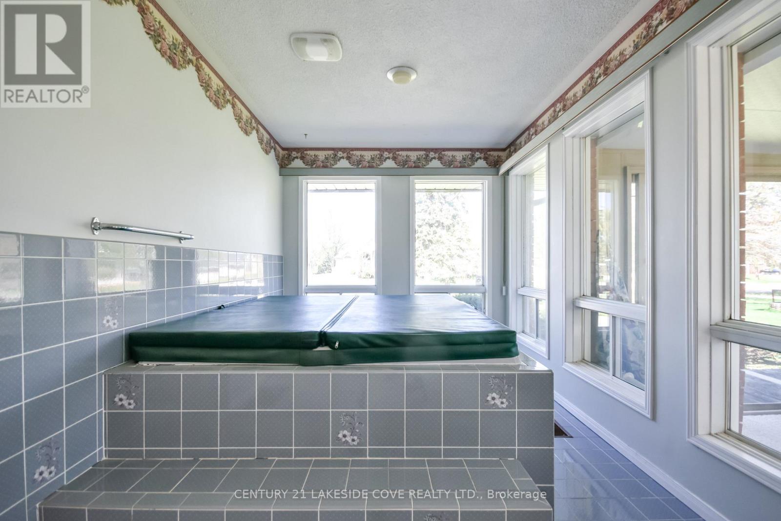2 LANTERN COURT - 17