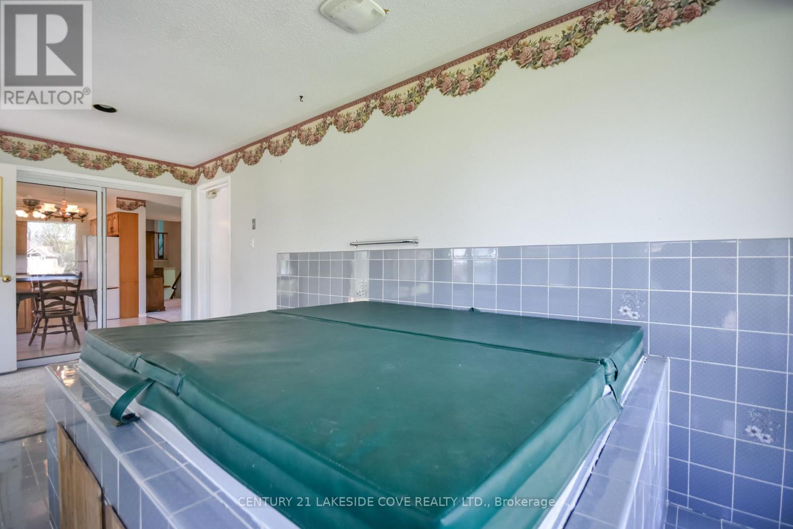 2 LANTERN COURT - 18