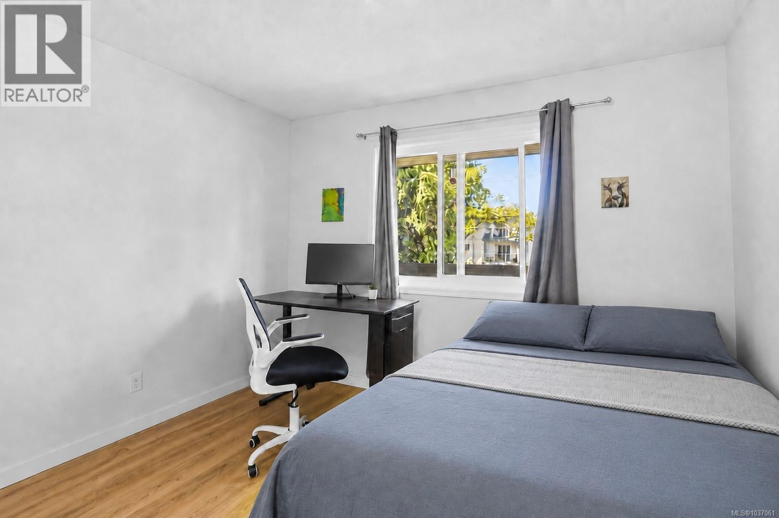 #314 3235 Quadra St - 10
