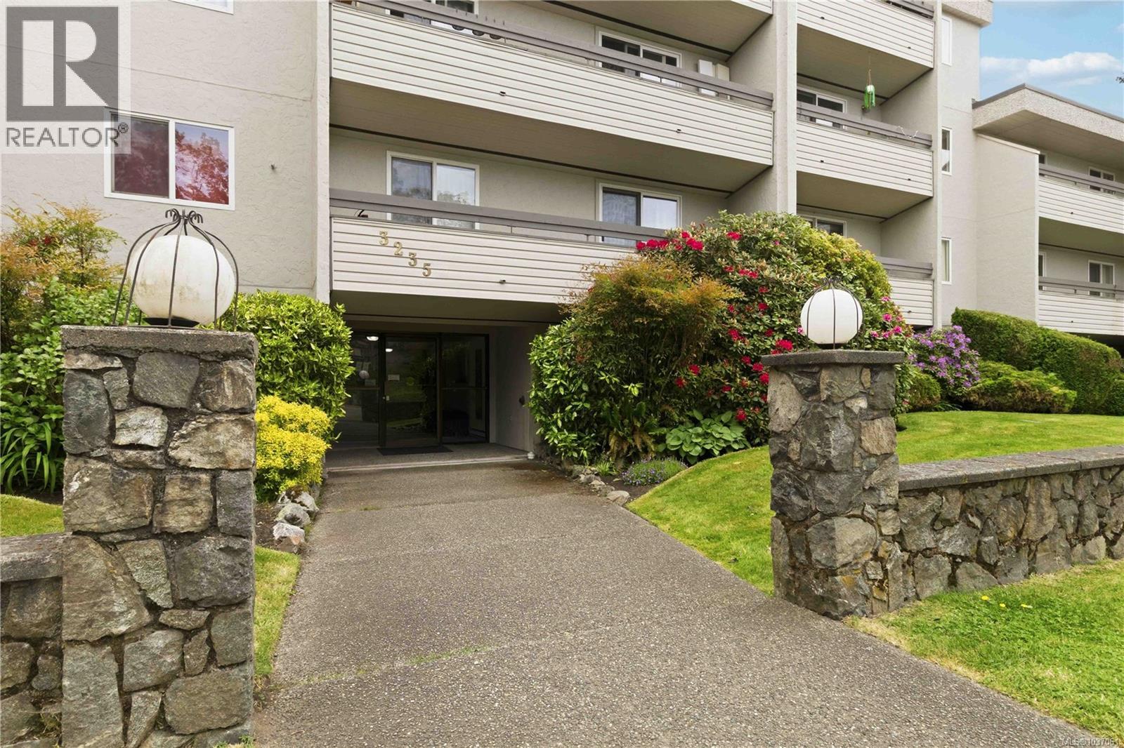 #314 3235 Quadra St - 4
