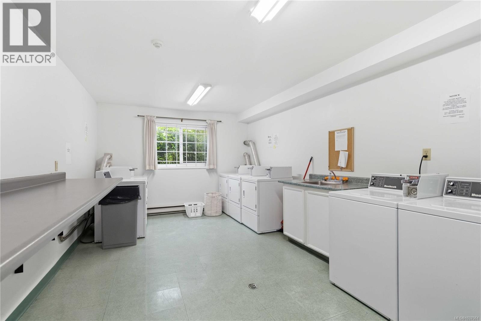#314 3235 Quadra St - 12
