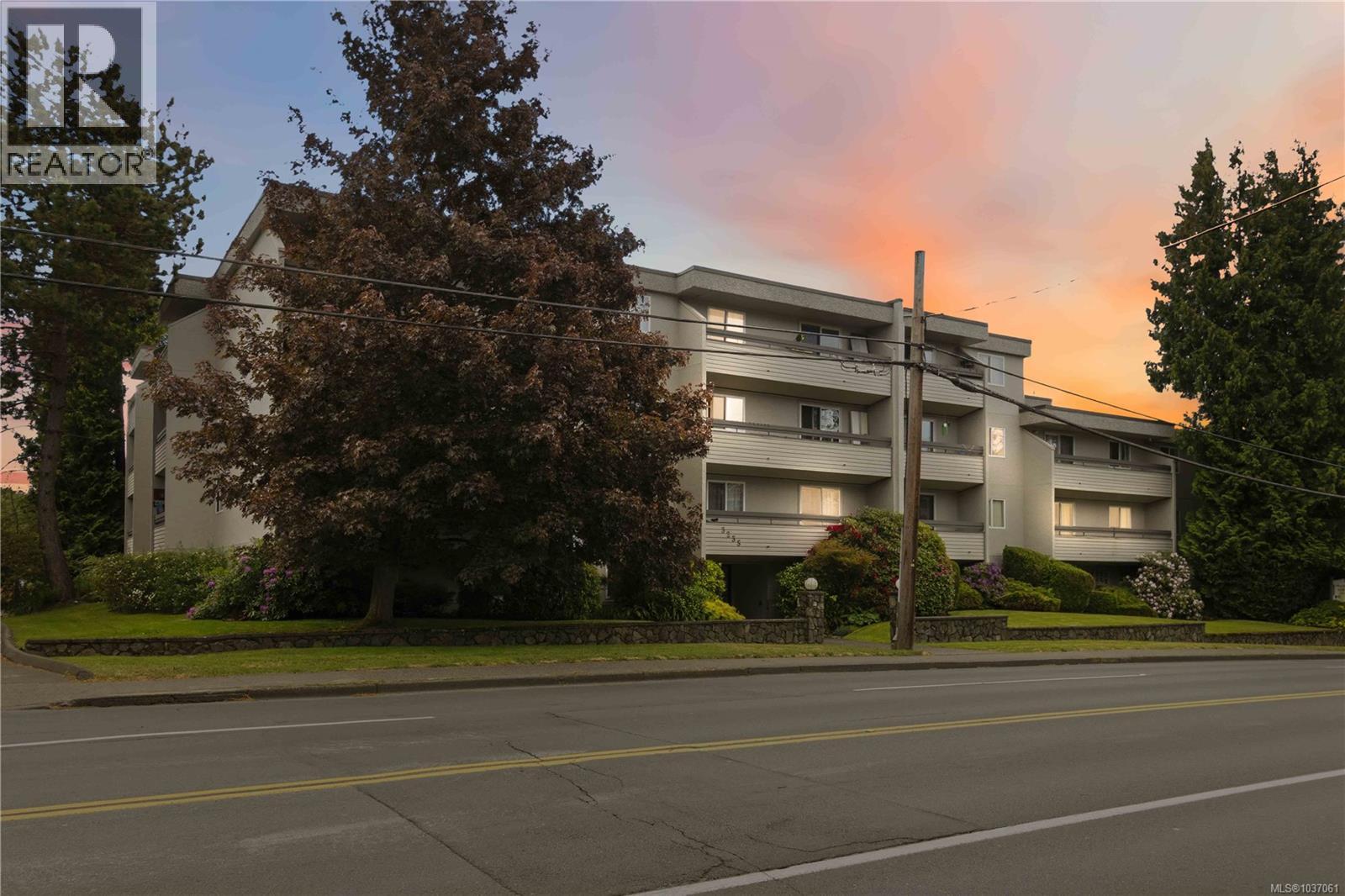 #314 3235 Quadra St - 1