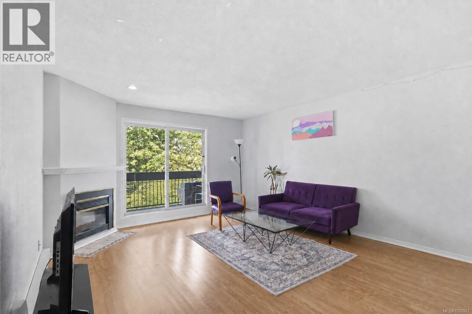 #314 3235 Quadra St - 7