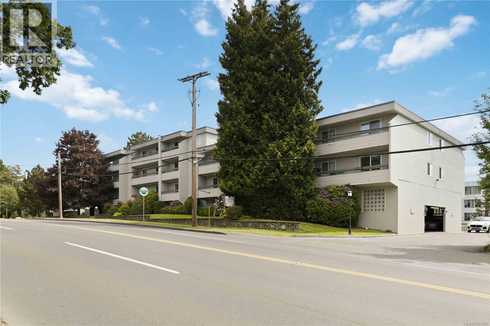 #314 3235 Quadra St - 3